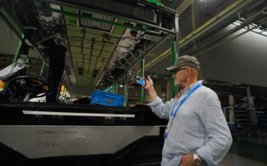 感受鄭州智造實(shí)力 上合組織媒體智庫峰會嘉賓參觀宇通之旅